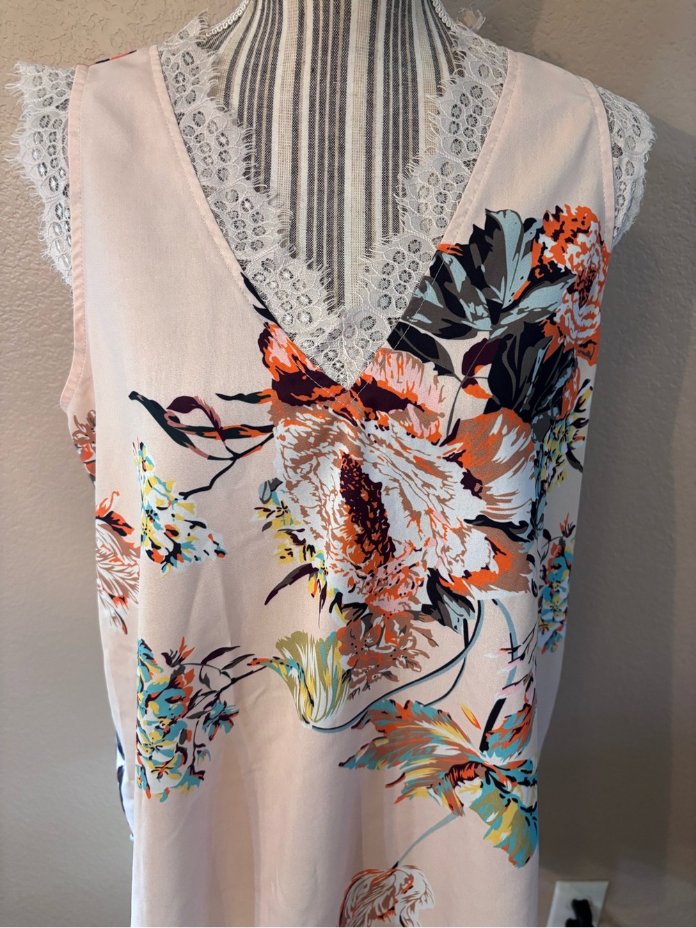 Floral Top Large Blush Nude Lace-Trim V-Neck Sleeveless Lightweight Camisole - Picture 3 of 12